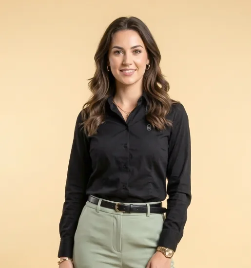 Woman wearing the Edoy black shirt